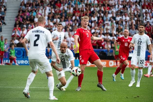 Rasmus Winther Hojlund Denmark, 09 in duel with Vanja Drkusic Slovenia, 21 , Zan Karnicnik Slovenia, 02 , GER, Slovenia SVN vs Denmark DEN , European Football Championship, UEFA EURO 2024, Group C, Matchday 1, 16 06 2024 GER, Slovenia SVN vs Denmark DEN , European Football Championship, UEFA EURO 2024, Group C, Matchday 1, 16 06 2024 Stuttgart Copyright: xEibner-Pressefoto Memmlerx EP_MMR