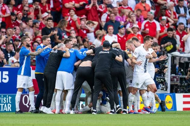 240616 Erik Janza of Slovenia celebrates with team mates after 1 1 during the UEFA Euro 2024 Football Championship match between Slovenia and Denmark on June 16, 2024 in Stuttgart Photo Mathias Bergeld BILDBYRAN kod MB MB0936 fotboll football soccer fotballs em europamästerskap em uefa euro uefa european football championship euro 2024 slovenien slovenia danmark denmark bbeng jubel  Copyright: MATHIASxBERGELD BB240616MB113