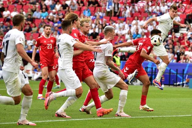Stuttgart, Germany, June 16st 2024: Jaka Bijol of Slovenia (R) in action during the UEFA EURO, EM, Europameisterschaft,Fussball 2024 football match between Slovenia and Denmark at Stuttgart Arena, Stuttgart, Germany. (Igor Kupljenik SPP) Copyright: xIgorxKupljenikx xSPPx spp-en-IgKuSp-MMT_9601