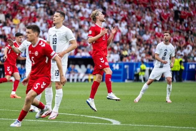 240616 Morten Hjulmand of Denmark looks dejected during the UEFA Euro 2024 Football Championship match between Slovenia and Denmark on June 16, 2024 in Stuttgart Photo Mathias Bergeld BILDBYRAN kod MB MB0936 fotboll football soccer fotballs em europamästerskap em uefa euro uefa european football championship euro 2024 slovenien slovenia danmark denmark bbeng depp  Copyright: MATHIASxBERGELD BB240616MB118