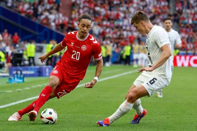 16 06 2024, Football, European Championship, Slovenia Denmark, GER, Stuttgart, Football Arena, Bild v li Yussuf Poulsen Denmark, 20 , Jaka Bijol Slovenia, 6 , Action, duels, fighting for the ball, Copyright: HMBxMedia xHeikoxBecker