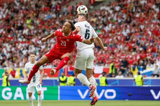 16 06 2024, Football, European Championship, Slovenia Denmark, GER, Stuttgart, Football Arena, Bild v li Yussuf Poulsen Denmark, 20 , Jaka Bijol Slovenia, 6 , Action, duels, fighting for the ball, Copyright: HMBxMedia xHeikoxBecker