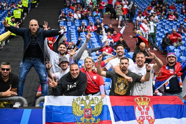 GELSENKIRCHEN - Serbia fans during the UEFA EURO, EM, Europameisterschaft,Fussball 2024 group C match between Serbia and England at Veltins Arena on June 16, 2024 in Gelsenkirchen, Germany. ANP Hollandse Hoogte UEFA EURO 2024 2024 xVIxANPxSportx xGerritxvanxKeulenxIVx 501256535 originalFilename: 501256535.jpg