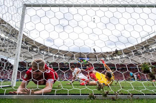 240616 Rasmus Hojlund of Denmark against Jaka Bijol and goalkeeper Jan Oblak of Slovenia during the UEFA Euro 2024 Football Championship match between Slovenia and Denmark on June 16, 2024 in Stuttgart Photo Mathias Bergeld BILDBYRAN kod MB MB0936 fotboll football soccer fotballs em europamästerskap em uefa euro uefa european football championship euro 2024 slovenien slovenia danmark denmark bbeng  Copyright: MATHIASxBERGELD BB240616MB143