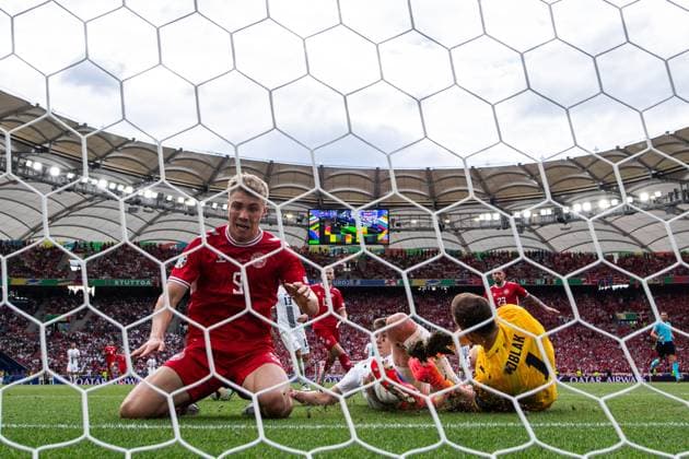 240616 Rasmus Hojlund of Denmark against Jaka Bijol and goalkeeper Jan Oblak of Slovenia during the UEFA Euro 2024 Football Championship match between Slovenia and Denmark on June 16, 2024 in Stuttgart Photo Mathias Bergeld BILDBYRAN kod MB MB0936 fotboll football soccer fotballs em europamästerskap em uefa euro uefa european football championship euro 2024 slovenien slovenia danmark denmark bbeng  Copyright: MATHIASxBERGELD BB240616MB144