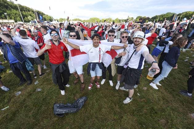 England supporters in the fan zone at Trabrennbahn, Gelsenkirchen, Germany Serbia v England, UEFA European Championship, EM, Europameisterschaft 2024, Group C, Football, Arena Aufschalke, Gelsenkirchen, Germany - 16 Jun 2024 EDITORIAL USE ONLY No use with unauthorised audio, video, data, fixture lists, club league logos or live services. Online in-match use limited to 120 images, no video emulation. No use in betting, games or single club league player publications. Copyright: xPaulxCurrie Shutterstockx 14541951cz
