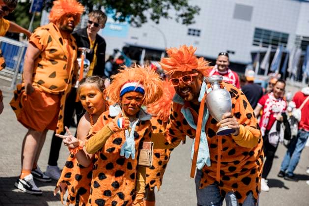 Poland v Netherlands, UEFA EURO, EM, Europameisterschaft,Fussball 2024, Hamburg, Germany Hamburg, Germany. 16th, June 2024. Football fans of the Netherlands arrive at the stadium before the UEFA Euro 2024 match in Group D between Poland and the Netherlands at Volksparkstadion in Hamburg. Hamburg Germany  Copyright: xGonzalesxPhoto LassexLagonix