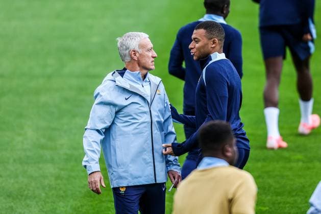 Sport, Football, UEFA EURO 2024 Group D Final Training France 16 06 2024, Paul Janes Stadium Düsseldorf Didier Deschamps Head Coach, France and Kylian Mbappe Lottin France, 10 in conversation Düsseldorf Paul Janes Stadium North Rhine-Westphalia Germany