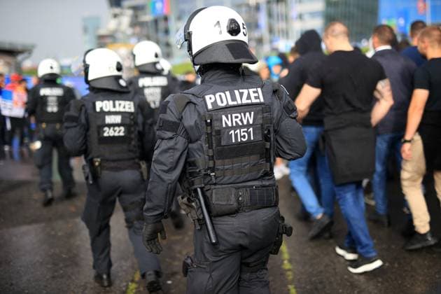 Fußball UEFA EURO 2024 Gruppe C Serbien gegen England 16. Juni 2024 UEFA EURO 2024 Gruppe C Serbien gegen England Polizisten eskortieren die Fans zum Stadion Foto Simon Stacpoole Abseits Gelsenkirchen Deutschland  Copyright: xSimonxStacpoolexOffside
