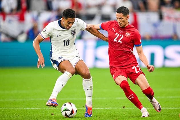 GELSENKIRCHEN - (l-r) Jude Bellingham of England, Sasa Lukic of Serbia during the UEFA EURO, EM, Europameisterschaft,Fussball 2024 group C match between Serbia and England at Veltins Arena on June 16, 2024 in Gelsenkirchen, Germany. ANP Hollandse Hoogte UEFA EURO 2024 2024 xVIxANPxSportx xGerritxvanxKeulenxIVx 501261785 originalFilename: 501261785.jpg