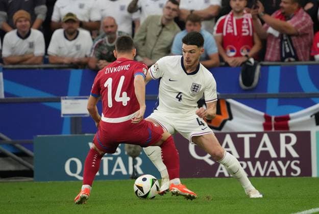 GER, EM UEFA 2024, Group C, Serbia vs England 16 06 2024, Veltins Arena, Gelsenkirchen, GER, EM UEFA 2024, Group C, Serbia vs England, in the picture Andrija Živković Serbia , Declan Rice England nordphotoxGmbHx xBratic nph00250