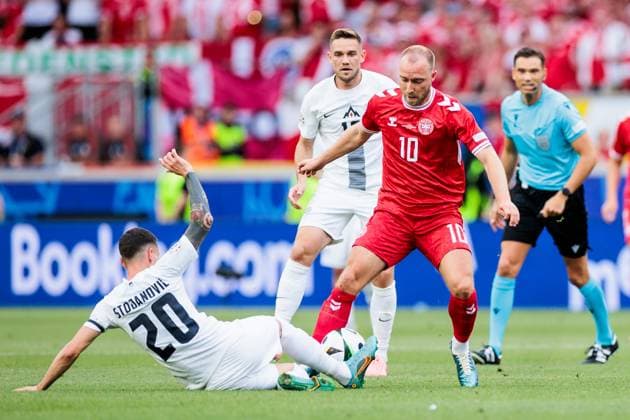 UEFA EURO 2024 Slovenia Denmark 16 06 2024 duel Petar Stojanovic Slovenia, 20 , Christian Eriksen Denmark, 10 UEFA EURO 2024 Slovenia Denmark Stuttgart Arena, Stuttgart on 16 06 2024 Copyright: xBEAUTIFULxSPORTS Wunderlx