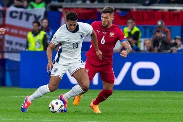 UEFA EURO 2024 Group match Serbia England 16 06 2024 Jude Bellingham England, 10 , Nemanja Gudelj Serbia, 6 UEFA EURO 2024 Group match Serbia England Arena AufSchalke, Gelsenkirchen, on 16 06 2024 Copyright: xBEAUTIFULxSPORTS Meuselx