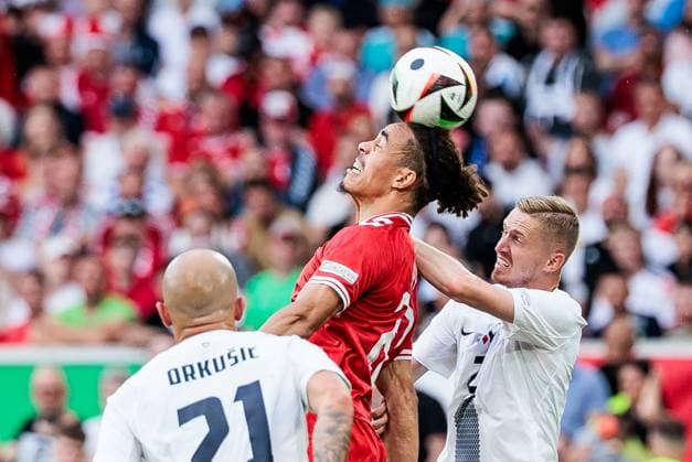 UEFA EURO 2024 Slovenia Denmark 16 06 2024 Header duel Yussuf Yurary Poulsen Denmark, 20 , Zan Karnicnik Slovenia, 2 UEFA EURO 2024 Slovenia Denmark Stuttgart Arena, Stuttgart on 16 06 2024 Copyright: xBEAUTIFULxSPORTS Wunderlx