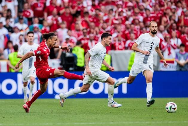 UEFA EURO 2024 Slovenia Denmark 16 06 2024 duel Yussuf Yurary Poulsen Denmark, 20 , Erik Janza Slovenia, 13 UEFA EURO 2024 Slovenia Denmark Stuttgart Arena, Stuttgart on 16 06 2024 Copyright: xBEAUTIFULxSPORTS Wunderlx