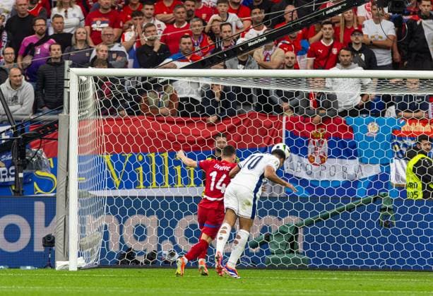 Football - UEFA EURO, EM, Europameisterschaft,Fussball 2024 - Group C - Serbia v England GELSENKIRCHEN, GERMANY - Sunday, June 16, 2024: England s Jude Bellingham scores the opening goal during the UEFA Euro 2024 Group C match between Serbia and England at the Arena AufSchalke. (Photo by David Rawcliffe Propaganda) GELSENKIRCHEN Arena AufSchalke NORTH RHINE-WESTPHALIA GERMANY  Copyright: xDavidxRawcliffex P2024-06-16-Serbia_England-20