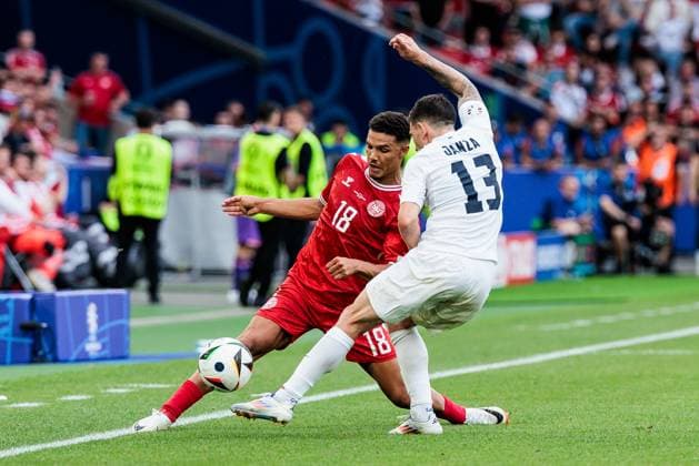 UEFA EURO 2024 Slovenia Denmark 16 06 2024 duel Alexander Hartmann Bah Denmark, 18 , Erik Janza Slovenia, 13 UEFA EURO 2024 Slovenia Denmark Stuttgart Arena, Stuttgart on 16 06 2024 Copyright: xBEAUTIFULxSPORTS Wunderlx