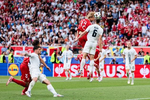 UEFA EURO 2024 Slovenia Denmark 16 06 2024 Header duel Kasper Dolberg Rasmussen Denmark, 12 , Jaka Bijol Slovenia, 6 UEFA EURO 2024 Slovenia Denmark Stuttgart Arena, Stuttgart on 16 06 2024 Copyright: xBEAUTIFULxSPORTS Wunderlx
