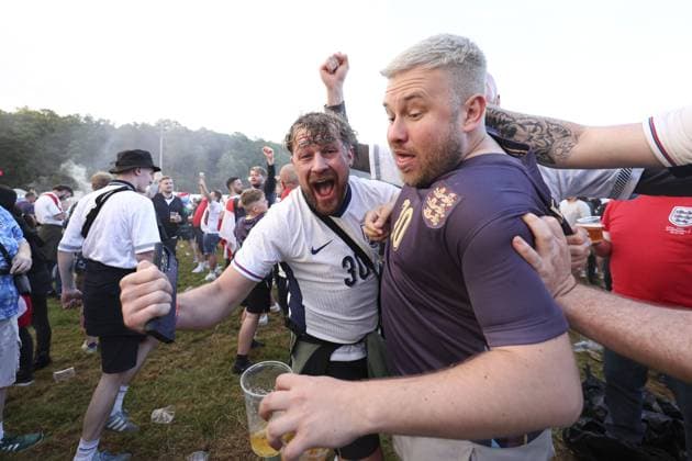 England fans celebrates the 1st goal scored by Jude Bellingham in the fan zone at Trabrennbahn, Gelsenkirchen, Germany Serbia v England, UEFA European Championship, EM, Europameisterschaft 2024, Group C, Football, Arena Aufschalke, Gelsenkirchen, Germany - 16 Jun 2024 EDITORIAL USE ONLY No use with unauthorised audio, video, data, fixture lists, club league logos or live services. Online in-match use limited to 120 images, no video emulation. No use in betting, games or single club league player publications. Copyright: xPaulxCurrie Shutterstockx 14541951dw