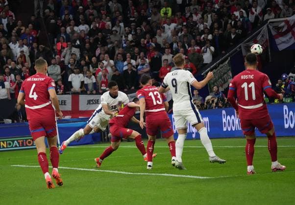 16 06 2024, Veltins Arena, Gelsenkirchen, GER, EM UEFA 2024, Group C, Serbia vs England, in the picture Jude Bellingham England scores the goal to 0 1 Defodi 506 20240616 hbr 0645 Defodi-506