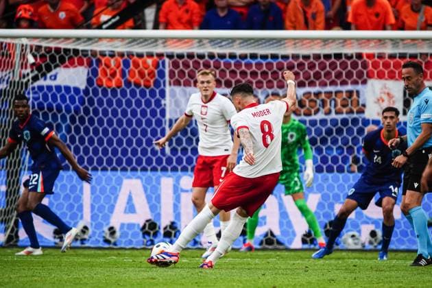 Goal shot Goal chance Jakub Moder Poland, 08 GER, Poland vs Netherlands, European Football Championship, UEFA Euro 2024, Matchday 1, 16 06 2024 GER, Poland vs Netherlands, European Football Championship, UEFA Euro 2024, Matchday 1, 16 06 2024 Hamburg Copyright: xEibner-Pressefoto MarcelxvonxFehrnx EP_MFN