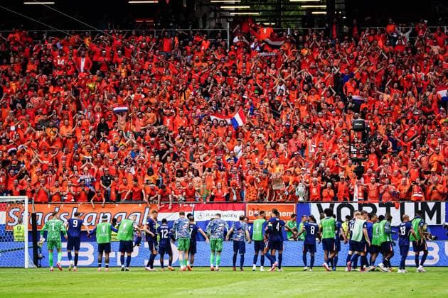 Netherlands celebrates with the fans after the end of the match GER, Poland vs Netherlands, European Football Championship, UEFA Euro 2024, match day 1, 16 06 2024 GER, Poland vs Netherlands, European Football Championship, UEFA Euro 2024, match day 1, 16 06 2024 Hamburg Copyright: xEibner-Pressefoto MarcelxvonxFehrnx EP_MFN