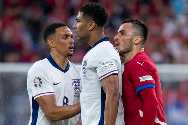 UEFA EURO 2024 group match Serbia England 16 06 2024 Filip Kostic Serbia, 11 talks to Jude Bellingham England, 10 , Trent Alexander Arnold England, 8 goes in between UEFA EURO 2024 group match Serbia England Arena AufSchalke, Gelsenkirchen, on 16 06 2024 Copyright: xBEAUTIFULxSPORTS Meuselx