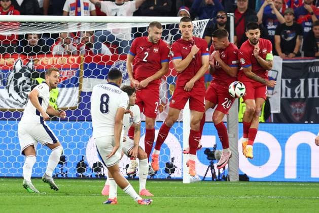 Serbien gegen England 16. Juni 2024, Gelsenkirchen UEFA EURO 2024 Gruppe C Serbien gegen England Trent Alexander Arnold aus England zirkelt einen Freistoß direkt in die serbische Abwehrmauer Foto Charlotte Wilson Abseits Gelsenkirchen Deutschland  Copyright: xCharlottexWilsonx xOffsidexOffside