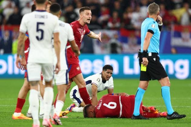 Serbien gegen England 16. Juni 2024, Gelsenkirchen UEFA EURO 2024 Gruppe C Serbien gegen England Jude Bellingham aus England schaut besorgt, aber der Schiedsrichter zeigt Nemanja Gudelj aus Serbien die gelbe Karte Foto Charlotte Wilson Abseits Gelsenkirchen Deutschland  Copyright: xCharlottexWilsonx xOffsidexOffside