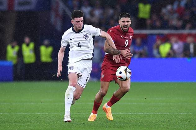Soccer UEFA EURO 2024 Group Stage 1 Matchday Serbia England on 16 06 2024 at Arena AufSchalke in Gelsenkirchen Declan Rice England , left Aleksandar Mitrovic Serbia , right xRx