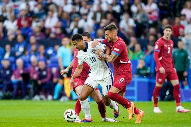 Gelsenkirchen, Germany, June 16th 2024: Jude Bellingham (10 England) battles for the ball during the UEFA EURO, EM, Europameisterschaft,Fussball 2024 Germany Group C football match between Serbia and England at Arena AufSchalke in Gelsenkirchen, Germany. (Daniela Porcelli SPP) Copyright: xDanielaxPorcellix xSPPx spp-en-DaPoSp-20240616-_DP19752