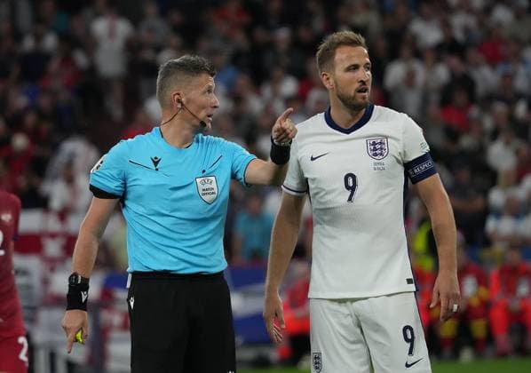 16 06 2024, Veltins Arena, Gelsenkirchen, GER, EM UEFA 2024, Group C, Serbia vs England, in the picture referee Daniele Orsato, Harry Kane England Defodi 506 20240616 hbr 1408 Defodi-506