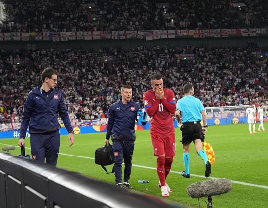 16 06 2024, Veltins Arena, Gelsenkirchen, GER, EM UEFA 2024, Group C, Serbia vs England, in the picture Filip KostiÄ‡ Serbia has to be substituted due to injury Defodi 506 20240616 hbr 1878 Defodi-506