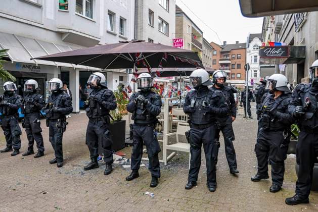 16 06 2024 , Gelsenkirchen, European Championship 2024, Fans in Gelsenkirchen at the match England vs. Serbia Police officers secure the area around a Serbian restaurant that was attacked by English hooligans