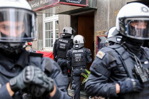 16 06 2024 , Gelsenkirchen, European Championship 2024, Fans in Gelsenkirchen at the match England vs. Serbia Police officers secure the area around a Serbian restaurant that was attacked by English hooligans