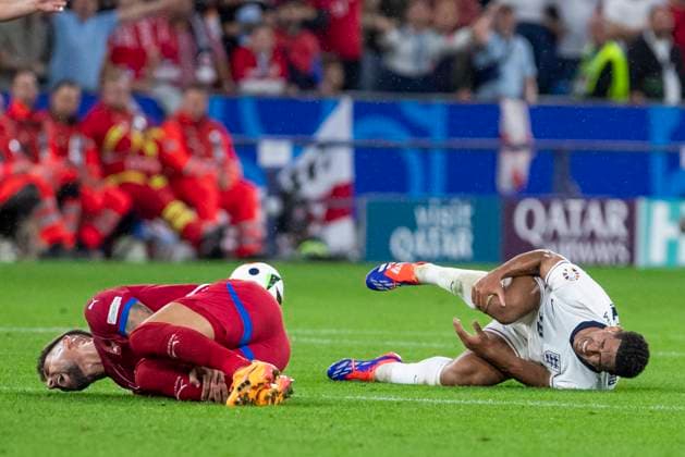 Sport Themen der Woche KW24 Sport Bilder des Tages UEFA EURO, EM, Europameisterschaft,Fussball 2024: Gruppenspiel Serbien - England; 16.06.2024 Nemanja Gudelj (Serbien, 6) und Jude Bellingham (England, 10) am Boden. UEFA EURO 2024: Gruppenspiel Serbien - England; Arena AufSchalke, Gelsenkirchen, am 16.06.2024 *** UEFA EURO 2024 group match Serbia England 16 06 2024 Nemanja Gudelj Serbia, 6 and Jude Bellingham England, 10 on the ground UEFA EURO 2024 group match Serbia England Arena AufSchalke, Gelsenkirchen, on 16 06 2024 Copyright: xBEAUTIFULxSPORTS Meuselx