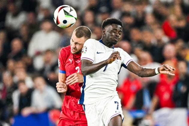 GELSENKIRCHEN - (l-r) Strahinja Pavlovic of Serbia, Bukayo Saka of England during the UEFA EURO, EM, Europameisterschaft,Fussball 2024 group C match between Serbia and England at Veltins Arena on June 16, 2024 in Gelsenkirchen, Germany. ANP Hollandse Hoogte UEFA EURO 2024 2024 xVIxANPxSportx xGerritxvanxKeulenxIVx 501265936 originalFilename: 501265936.jpg