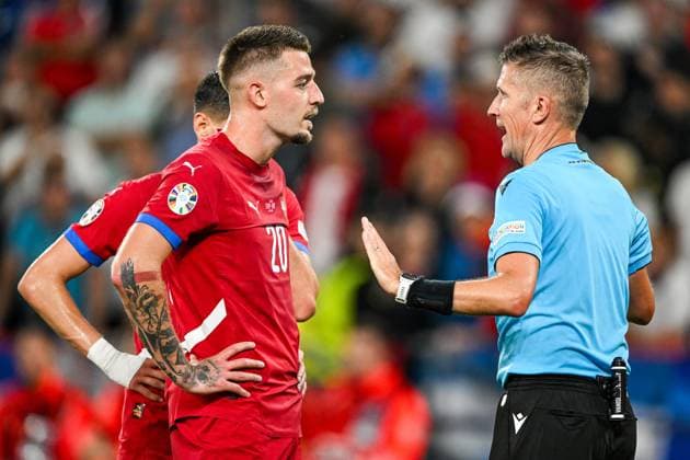 GELSENKIRCHEN - (l-r) Sergej Milinkovic-Savic of Serbia, Referee Daniele Orsato during the UEFA EURO, EM, Europameisterschaft,Fussball 2024 group C match between Serbia and England at Veltins Arena on June 16, 2024 in Gelsenkirchen, Germany. ANP Hollandse Hoogte UEFA EURO 2024 2024 xVIxANPxSportx xGerritxvanxKeulenxIVx 501266526 originalFilename: 501266526.jpg
