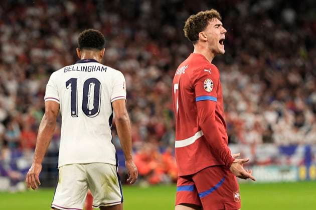 Serbia s Dusan Vlahovic and England s Jude Bellingham during the Euro 2024 soccer match between Serbia and England at the Arena AufSchalke, stadium, Gelsenkirchen, Germany - Sunday 16 , June , 2024. - Soccer .  Copyright: xFabioxFerrari LaPressex