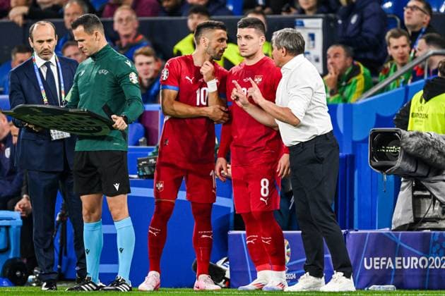 GELSENKIRCHEN - (l-r) Referee Daniele Orsato, Luka Jovic of Serbia, Dusan Tadic of Serbia during the UEFA EURO, EM, Europameisterschaft,Fussball 2024 group C match between Serbia and England at Veltins Arena on June 16, 2024 in Gelsenkirchen, Germany. ANP Hollandse Hoogte UEFA EURO 2024 2024 xVIxANPxSportx xGerritxvanxKeulenxIVx 501266589 originalFilename: 501266589.jpg