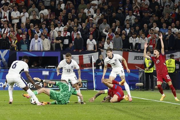 GELSENKIRCHEN, Veltins Arena, 16-06-2024 , European Football Championship Euro2024, Group stage match no.2 between Serbia and England. (L-R) England player Marc Guehi, England goalkeeper Jordan Pickford, England player Kieran Trippier,Serbia player Aleksandar Mitrovic, England player John Stones, Serbia player Uros Spajic Serbia - England (Euro2024)  x25511696x Copyright: