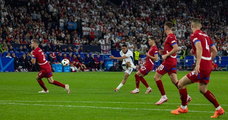 Football - UEFA EURO, EM, Europameisterschaft,Fussball 2024 - Group C - Serbia v England GELSENKIRCHEN, GERMANY - Sunday, June 16, 2024: England s Trent Alexander-Arnold sees his shot saved during the UEFA Euro 2024 Group C match between Serbia and England at the Arena AufSchalke. (Photo by David Rawcliffe Propaganda) GELSENKIRCHEN Arena AufSchalke NORTH RHINE-WESTPHALIA GERMANY  Copyright: xDavidxRawcliffex P2024-06-16-Serbia_England-72