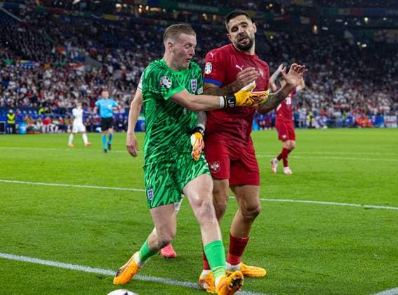 Football - UEFA EURO, EM, Europameisterschaft,Fussball 2024 - Group C - Serbia v England GELSENKIRCHEN, GERMANY - Sunday, June 16, 2024: England s goalkeeper Jordan Pickford and Serbia s Aleksandar MitroviÄ‡ (R) during the UEFA Euro 2024 Group C match between Serbia and England at the Arena AufSchalke. (Photo by David Rawcliffe Propaganda) GELSENKIRCHEN Arena AufSchalke NORTH RHINE-WESTPHALIA GERMANY  Copyright: xDavidxRawcliffex P2024-06-16-Serbia_England-73