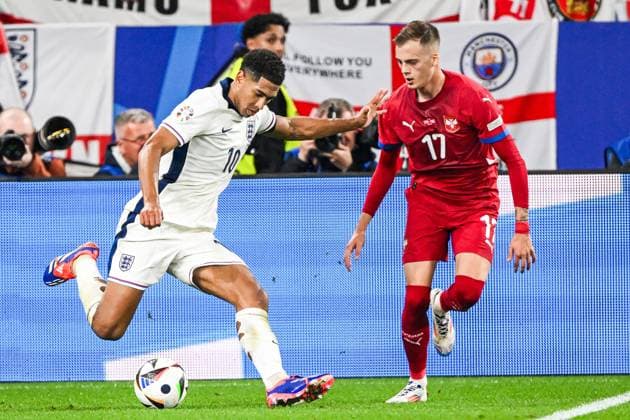 GELSENKIRCHEN - (l-r) Jude Bellingham of England, Ivan Ilic of Serbia during the UEFA EURO, EM, Europameisterschaft,Fussball 2024 group C match between Serbia and England at Veltins Arena on June 16, 2024 in Gelsenkirchen, Germany. ANP Hollandse Hoogte UEFA EURO 2024 2024 xVIxANPxSportx xGerritxvanxKeulenxIVx 501267209 originalFilename: 501267209.jpg