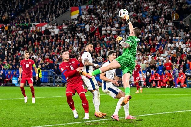 GELSENKIRCHEN - Save from England goalkeeper Jordan Pickford during the UEFA EURO, EM, Europameisterschaft,Fussball 2024 group C match between Serbia and England at Veltins Arena on June 16, 2024 in Gelsenkirchen, Germany. ANP Hollandse Hoogte UEFA EURO 2024 2024 xVIxANPxSportx xGerritxvanxKeulenxIVx 501267375 originalFilename: 501267375.jpg