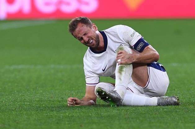 Soccer UEFA EURO 2024 Group Stage 1 Matchday Serbia England on 16 06 2024 at Arena AufSchalke in Gelsenkirchen Harry Kane England injured on the ground Injury xRx