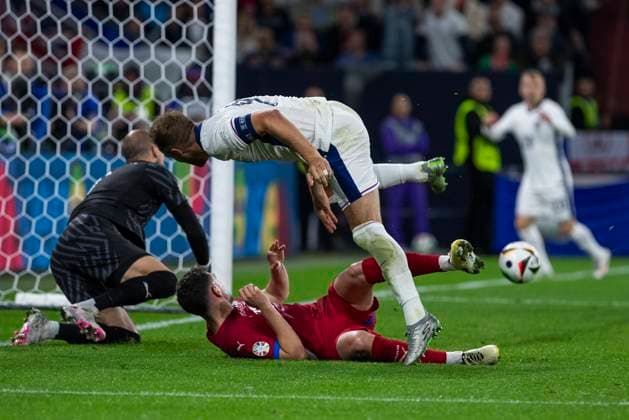 UEFA EURO 2024 Group match Serbia England 16 06 2024 Harry Kane England, 9 looks after his ball UEFA EURO 2024 Group match Serbia England Arena AufSchalke, Gelsenkirchen, on 16 06 2024 Copyright: xBEAUTIFULxSPORTS Meuselx