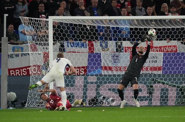 GER, EM UEFA 2024, Group C, Serbia vs England 16 06 2024, Veltins Arena, Gelsenkirchen, GER, EM UEFA 2024, Group C, Serbia vs England, in the picture Miloö Veljkovic Serbia , Harry Kane England , Goalkeeper Predrag Rajkovic Serbia nordphotoxGmbHx xBratic nph00250