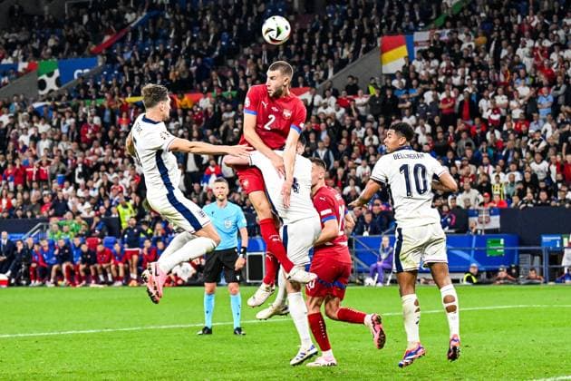 GELSENKIRCHEN - (l-r) John Stones of England, Strahinja Pavlovic of Serbia, Declan Rice of England, Jude Bellingham of England during the UEFA EURO, EM, Europameisterschaft,Fussball 2024 group C match between Serbia and England at Veltins Arena on June 16, 2024 in Gelsenkirchen, Germany. ANP Hollandse Hoogte UEFA EURO 2024 2024 xVIxANPxSportx xGerritxvanxKeulenxIVx 501268092 originalFilename: 501268092.jpg
