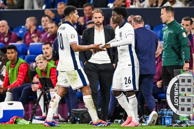 GELSENKIRCHEN - (l-r) Jude Bellingham of England, Kobbie Mainoo of England during the UEFA EURO, EM, Europameisterschaft,Fussball 2024 group C match between Serbia and England at Veltins Arena on June 16, 2024 in Gelsenkirchen, Germany. ANP Hollandse Hoogte UEFA EURO 2024 2024 xVIxANPxSportx xGerritxvanxKeulenxIVx 501268253 originalFilename: 501268253.jpg